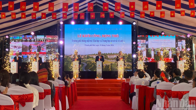 Các đại biểu đã nhấn nút khởi công công trình.