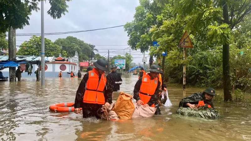 Lực lượng chức năng giúp người dân xã Hy Cương di dời tài sản đến nơi an toàn.