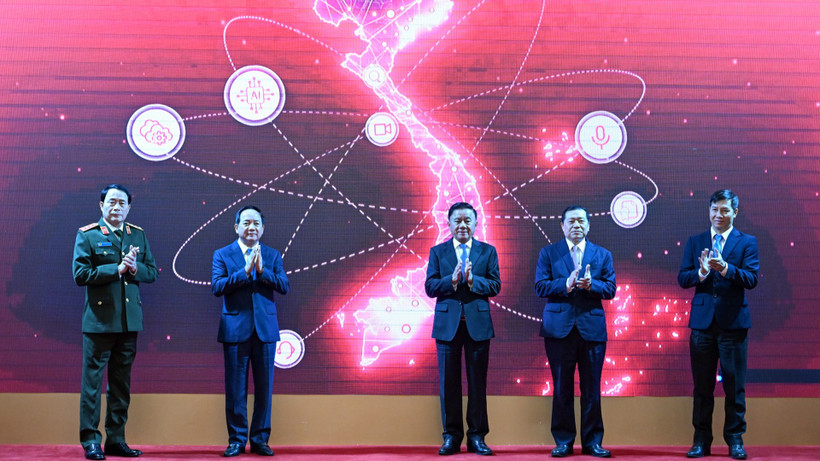 Thường trực Ban Bí thư Trần Cẩm Tú và các đại biểu thực hiện nghi thức ra mắt App TGDV trên điện thoại di động. (Ảnh: DUY LINH)