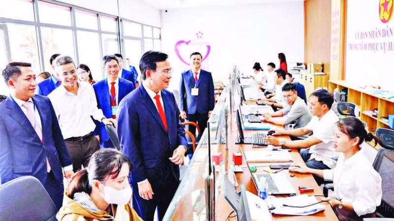 Chủ tịch Ủy ban nhân dân tỉnh Lâm Đồng kiểm tra thực tế tại Trung tâm Phục vụ hành chính công xã Nhân Cơ.