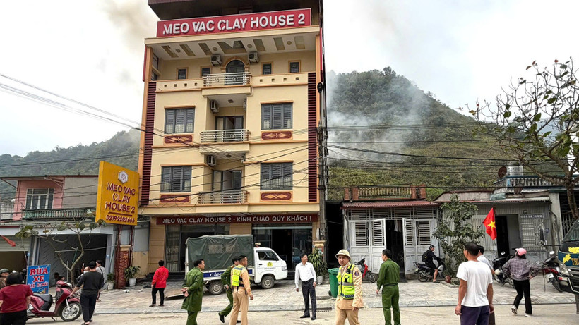 Kịp thời di chuyển khoảng 400 khách du lịch ra khỏi khách sạn bị cháy tại xã Mèo Vạc.