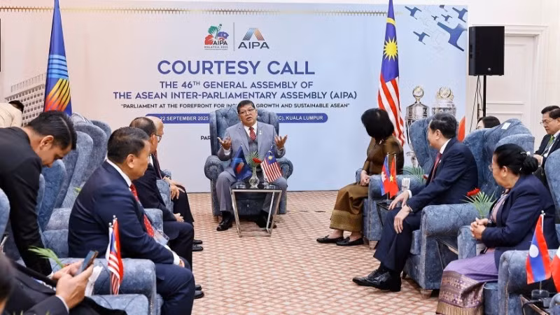 Chủ tịch Hạ viện Malaysia Tan Sri Dato’ Johari bin Abdul tiếp các Trưởng đoàn tham dự AIPA-46. (Ảnh: TTXVN)