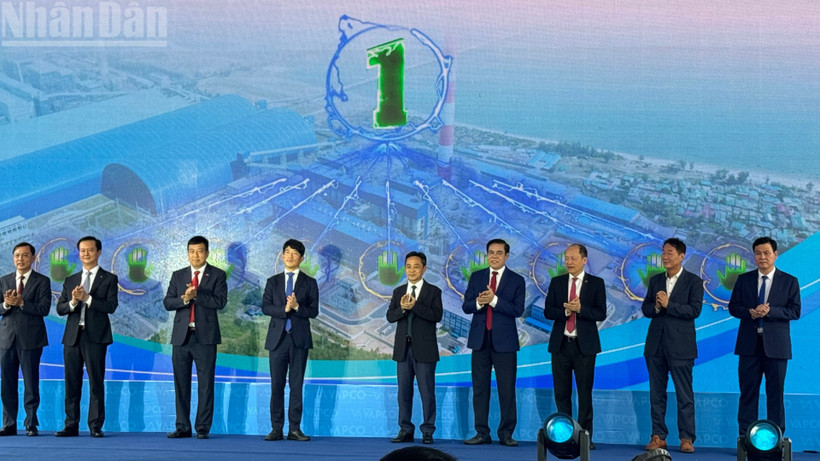 Các đồng chí lãnh đạo tỉnh Hà Tĩnh và chủ đầu tư thực hiện nghi thức khánh thành Tổ máy số 1.