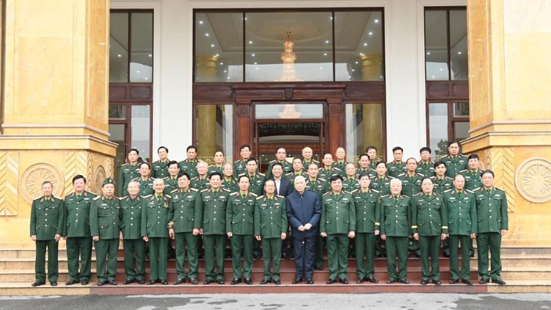 Lãnh đạo Quân khu 2 và các cán bộ quân đội cao cấp đã nghỉ hưu tại buổi gặp mặt.