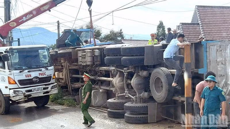 Hiện trường vụ lật xe tải trên đèo Phú Sơn.
