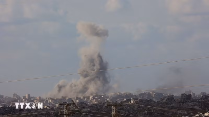 Khói bốc lên từ toà nhà bị phá hủy trong vụ không kích của Israel xuống thành phố Gaza, ngày 25/9/2025. (Ảnh: THX/TTXVN)