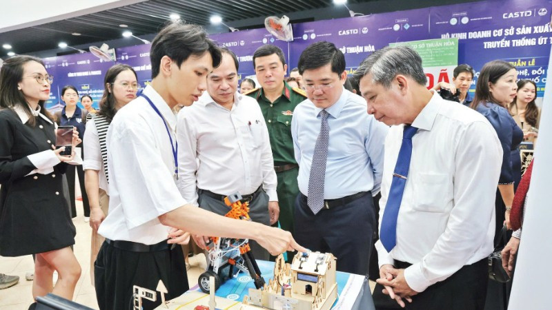 Các đại biểu tham quan trưng bày máy móc, thiết bị công nghệ tại CASTID 2025.