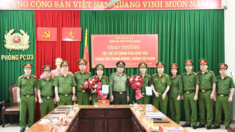 Thiếu tướng Nguyễn Đức Thuận, Giám đốc Công an tỉnh Tuyên Quang trao thưởng cho các đơn vị nghiệp vụ phá thành công chuyên án.