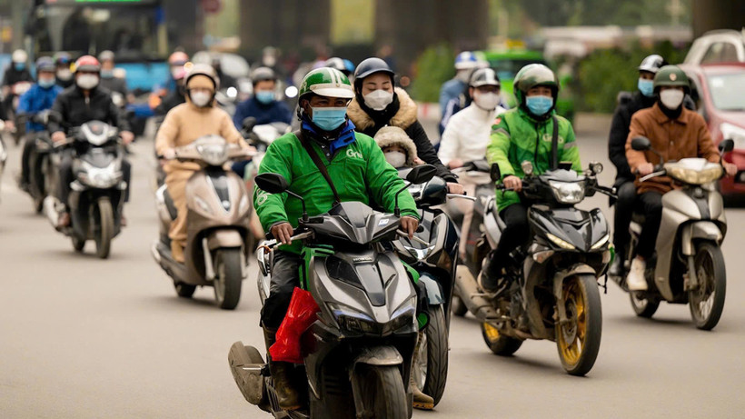 Theo Nghị quyết của Hội đồng nhân dân thành phố Hà Nội, xe mô-tô, xe gắn máy hoạt động kinh doanh trên nền tảng công nghệ bị cấm lưu thông trong vùng phát thải thấp. (Ảnh: DUY LINH)