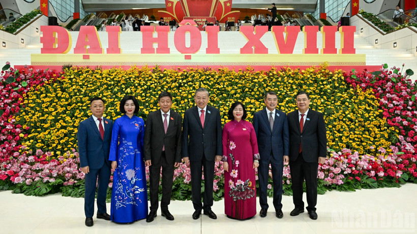 Tổng Bí thư Tô Lâm cùng các đồng chí lãnh đạo Đảng Nhà nước với lãnh đạo thành phố Hà Nội.