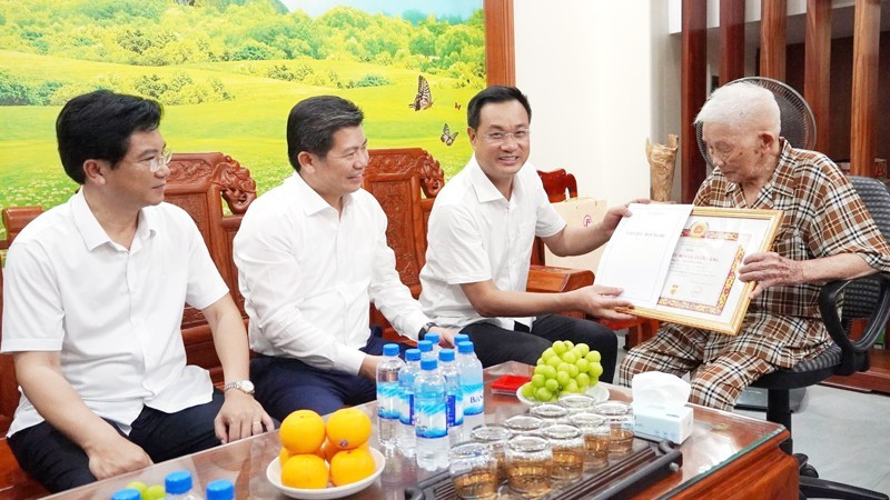 Bí thư Tỉnh ủy Lê Ngọc Quang trao tặng Huy hiệu 80 năm tuổi Đảng cho ông Nguyễn Đổng.