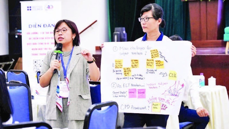 Các chuyên gia trang bị kiến thức cho giáo viên tiếng Anh tại diễn đàn “Bồi dưỡng, đào tạo đội ngũ để triển khai hiệu quả việc đưa tiếng Anh thành ngôn ngữ thứ hai trong trường học”.