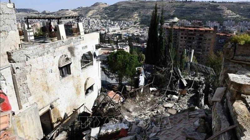 Hiện trường cuộc không kích của Israel xuống Damascus, Syria. (Ảnh: THX/TTXVN)