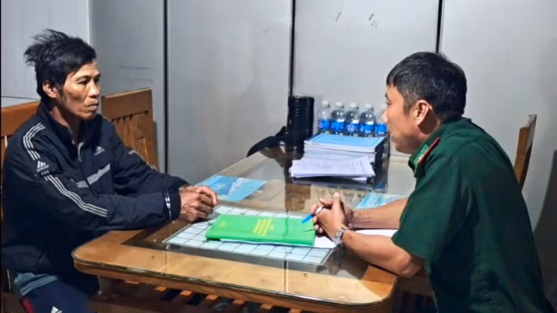 Bộ đội Biên phòng làm việc với đối tượng Đ. (Ảnh: Biên phòng cung cấp).