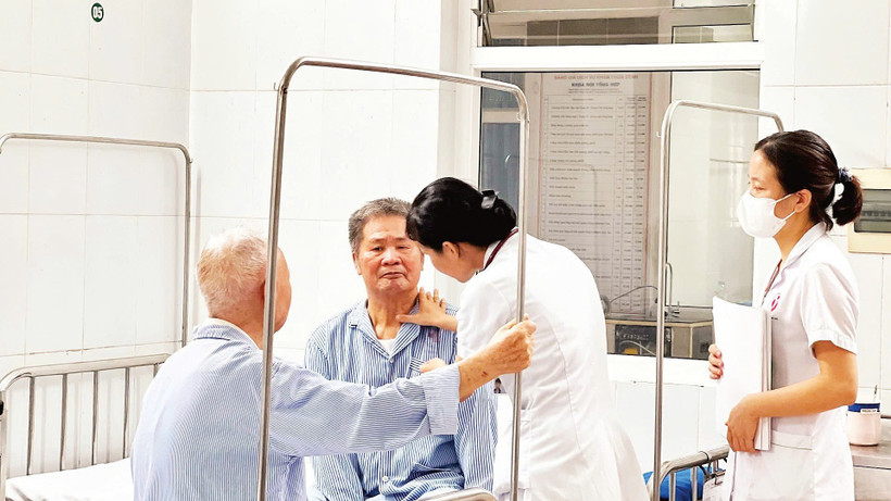 Người cao tuổi được các bác sĩ thăm, khám sức khỏe tại Bệnh viện đa khoa Đông Anh (Hà Nội).