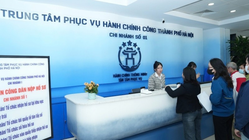 Người dân thực hiện thủ tục hành chính tại Trung tâm Phục vụ hành chính công thành phố Hà Nội.