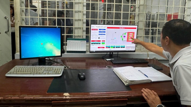 Cán bộ theo dõi, điều khiển quy trình chiếu xạ dược liệu tại phòng vận hành của Trung tâm Chiếu xạ Hà Nội.