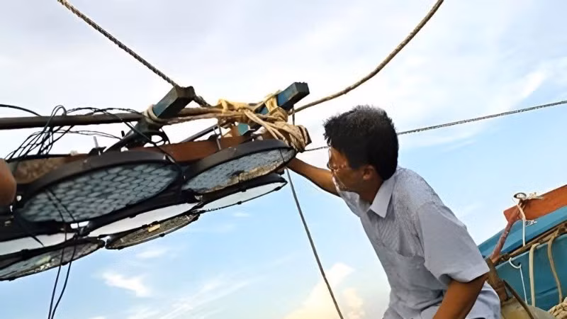 Dàn đèn LED được lắp đặt trên tàu BTh 99533 TS, tỉnh Lâm Đồng. (Ảnh HOÀNG HƯNG)