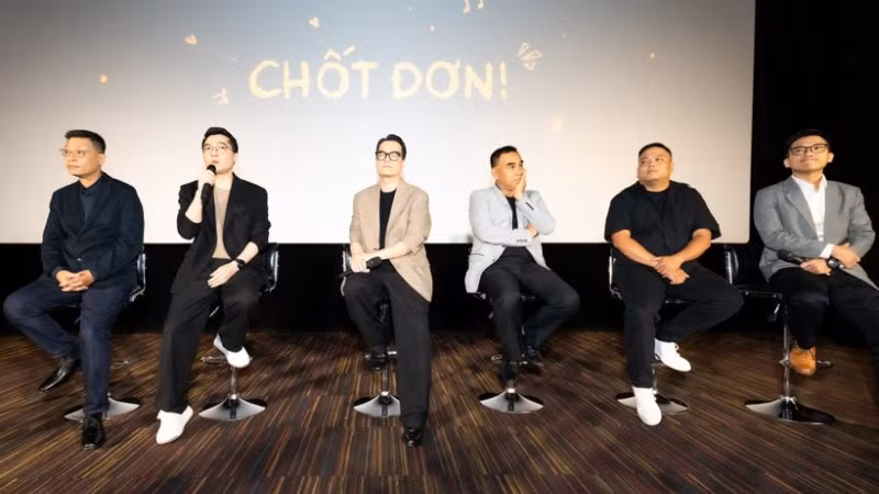 Đoàn làm phim "Chốt đơn!" giao lưu tại buổi chiếu ra mắt báo giới.