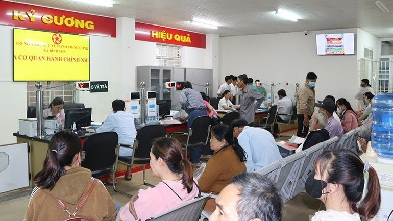 Kỷ cương, hiệu quả là mục tiêu cao nhất đối với đội ngũ cán bộ, công chức, viên chức làm việc tại các Trung tâm Phục vụ hành chính công trên địa bàn Quảng Ngãi. (Ảnh: HIỀN CỪ)