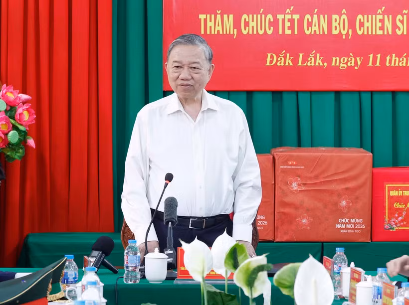 Bí thư Quân ủy Trung ương chúc Tết cán bộ, chiến sĩ đồn biên phòng EA H’Leo, tỉnh Đắk Lắk. (Ảnh: Thống Nhất/TTXVN)