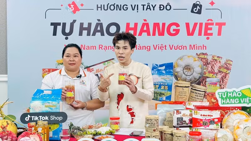 Nhà sáng tạo nội dung Nguyễn Đức Duy (kênh Daily With Zii) dẫn dắt phiên livestream do Ủy ban Trung ương Mặt trận Tổ quốc Việt Nam tổ chức.