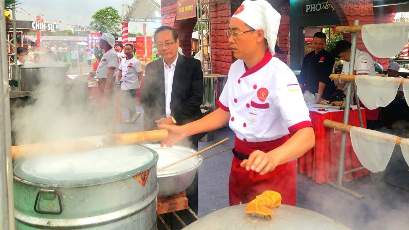 Nghệ nhân làm bánh phở tại Festival.