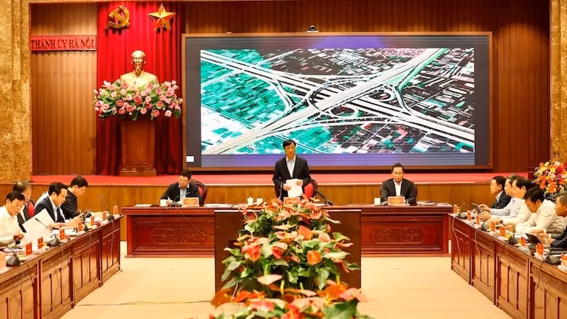 Bí thư Thành ủy Hà Nội Nguyễn Duy Ngọc phát biểu chỉ đạo cuộc họp.