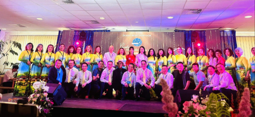 Các học viên tham dự cuộc thi tại Gala chụp ảnh cùng Nghệ sĩ nhân dân Đức Long và Ban tổ chức.