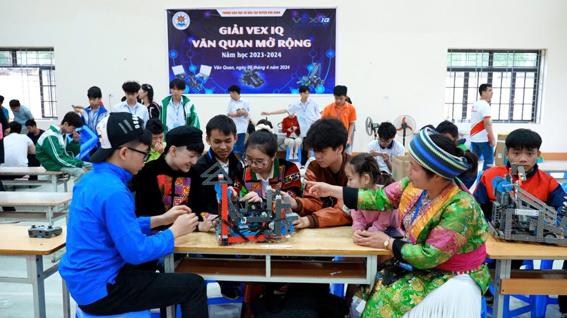 Cô giáo Vàng Thị Dính cùng học trò tham gia Giải VEX IQ Văn Quan mở rộng năm học 2023-2024 tại tỉnh Lạng Sơn.