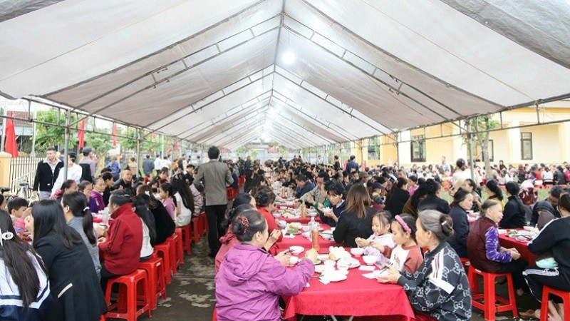 Bữa cơm đại đoàn kết ở xóm Hồng Thái, xã Hưng Nguyên Nam.