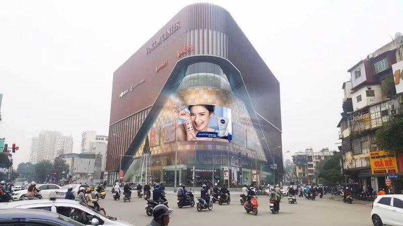 Quảng cáo ngoài trời bằng màn hình LED tại Hà Nội. (Ảnh: WEWIN)