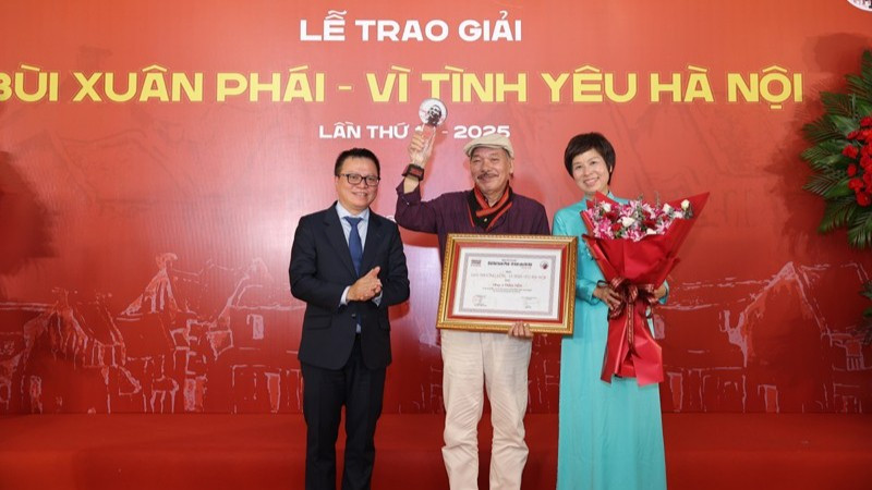 Đồng chí Lê Quốc Minh, Ủy viên Trung ương Đảng, Tổng Biên tập Báo Nhân Dân, Phó Trưởng ban Tuyên giáo và Dân vận Trung ương, Chủ tịch Hội Nhà báo Việt Nam cùng lãnh đạo Thông tấn xã Việt Nam trao Giải thưởng Lớn - Vì tình yêu Hà Nội được trao cho nhạc sĩ Trần Tiến.