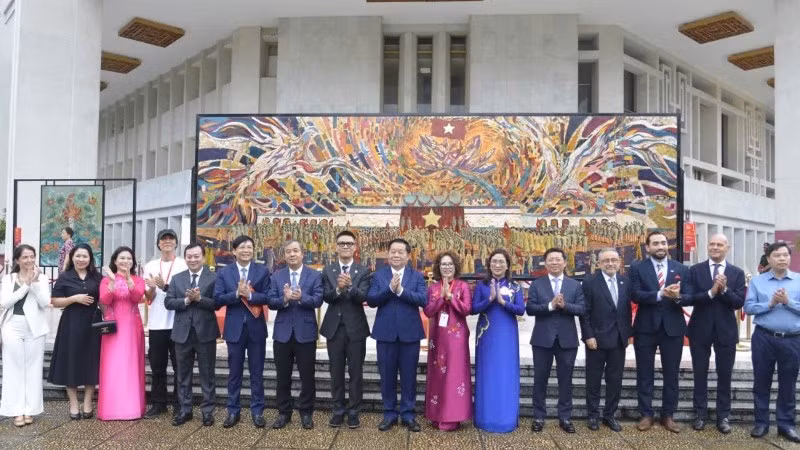 Đồng chí Nguyễn Trọng Nghĩa và các đại biểu tại lễ khai mạc Triển lãm tranh sơn mài "Mùa Xuân Độc lập".