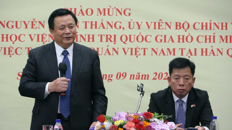 Đồng chí Nguyễn Xuân Thắng phát biểu tại buổi gặp gỡ cán bộ nhân viên Đại sứ quán và các cơ quan đại diện Việt Nam tại Hàn Quốc. (Ảnh: TTXVN)