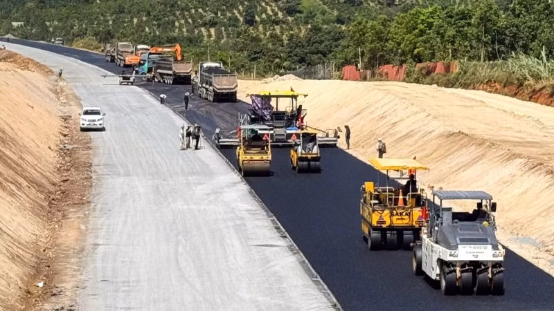 Các nhà thầu đẩy nhanh tiến độ thi công các gói thầu Dự án đường cao tốc Buôn Ma Thuột-Khánh Hòa giai đoạn 1. (Ảnh: QUỐC DŨNG)