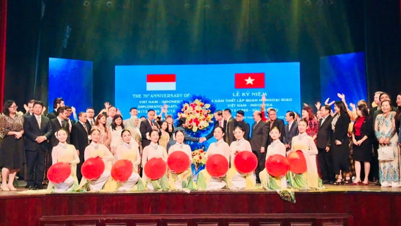 Ông Nguyễn Công Vinh, Phó Chủ tịch Ủy ban nhân dân Thành phố Hồ Chí Minh và bà Carolina Tinangon, Tổng lãnh sự Cộng hòa Indonesia tại Thành phố Hồ Chí Minh dự buổi lễ. 