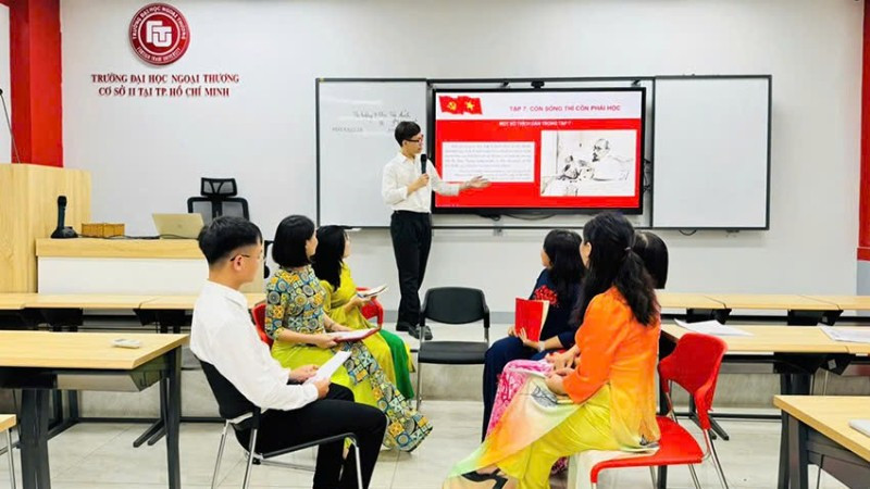 Đảng viên Chi bộ Viên chức hành chính 4 - Trường đại học Ngoại thương cơ sở II, tại buổi sinh hoạt chuyên đề với chủ đề “Còn sống thì còn phải học”.