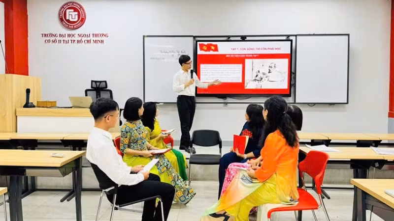Đảng viên Chi bộ Viên chức hành chính 4 - Trường đại học Ngoại thương cơ sở II, tại buổi sinh hoạt chuyên đề với chủ đề “Còn sống thì còn phải học”.