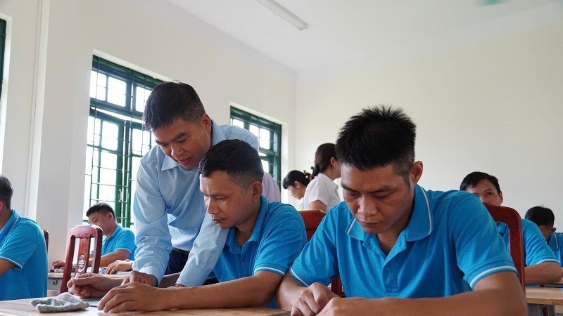 Học viên tại Cơ sở cai nghiện ma túy tỉnh Điện Biên trong giờ học chữ.