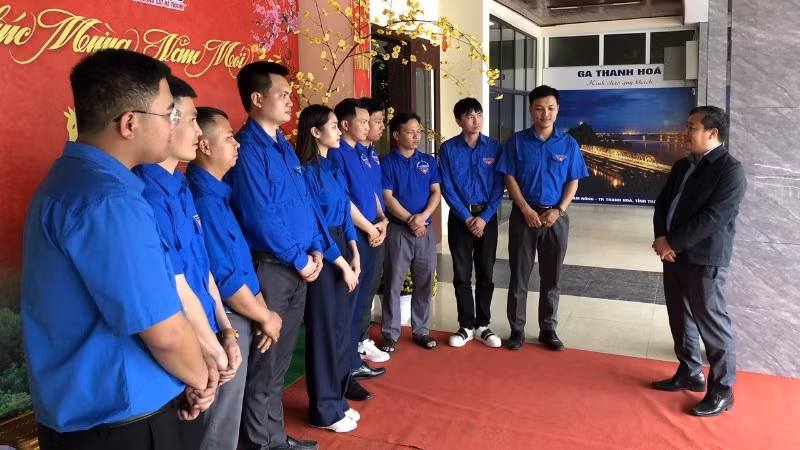 Đoàn viên thanh niên Chi nhánh Khai thác đường sắt Hà Thanh chuẩn bị phương án hỗ trợ hành khách đi tàu Tết.