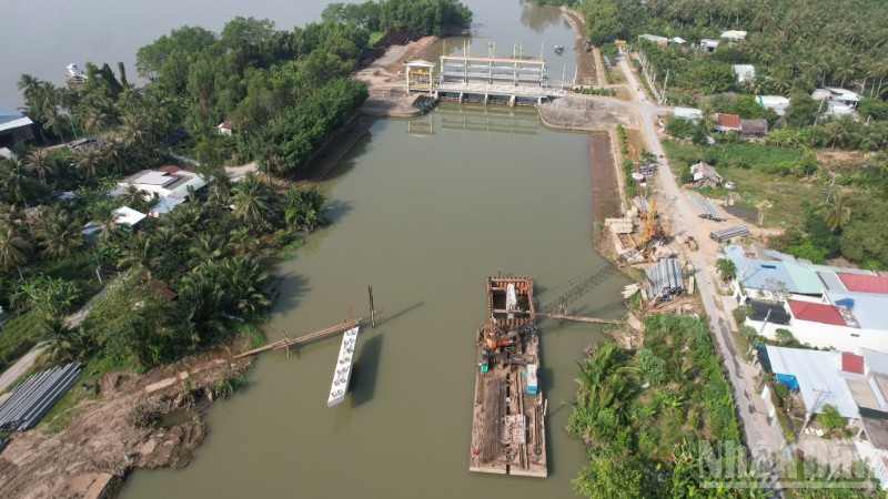 Đồng Tháp vận hành các cống để ngăn mặn, bảo vệ sản xuất cho người dân.