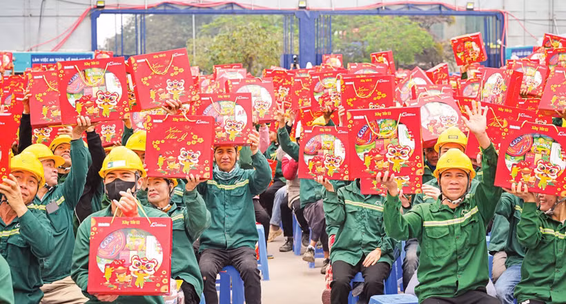 Công nhân tại công trường dự án Nhà hát Ngọc Trai (Hà Nội) nhận những phần quà Tết từ Ban tổ chức chương trình “Xây Tết 2026” do Báo Nhân Dân phối hợp cùng Công ty cổ phần Xây dựng Coteccons tổ chức. (Ảnh: BẢO LONG)