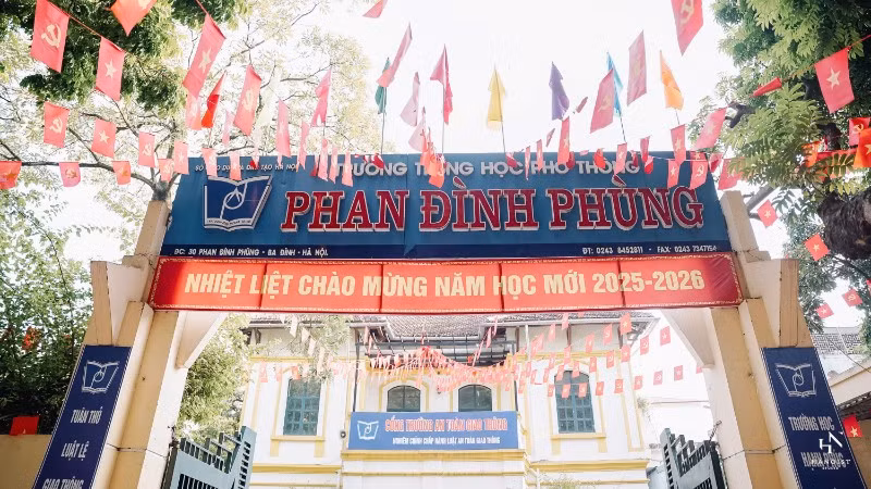 Trường trung học phổ thông Phan Đình Phùng được Ủy ban nhân dân thành phố Hà Nội đã quyết định thành lập ngày 10/3/1973. 