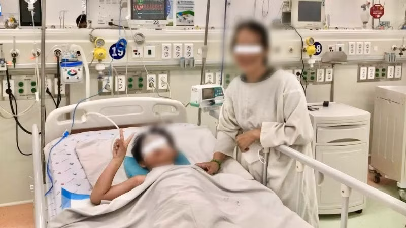 Bệnh nhi 7 tuổi đang hồi phục tốt tại Bệnh viện Nhi đồng 1. (Ảnh: Bệnh viện cung cấp)