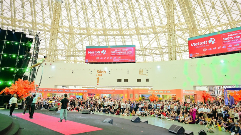 Không chỉ mua sắm, đến với Hội chợ Mùa thu 2025 người dân còn có thể xem nhiều hoạt động văn hóa giải trí như biểu diễn võ thuật, xiếc, ảo thuật, ca múa nhạc… được diễn ra liên tục.