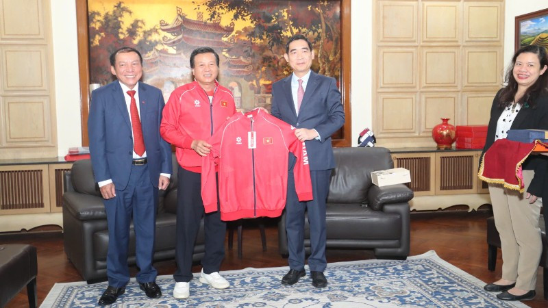 Bộ trưởng Văn hóa, Thể thao và Du lịch Việt Nam Nguyễn Văn Hùng và Ủy viên Ban Chấp hành Liên đoàn Bóng đá Việt Nam cùng lãnh đạo Công ty cổ phần Động Lực tặng quà Đại sứ Việt Nam tại Thái Lan Phạm Việt Hùng.