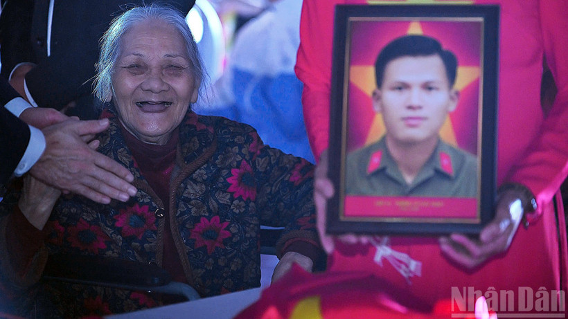 Gia đình liệt sĩ mừng rỡ trong giây phút đoàn tụ tại chương trình.