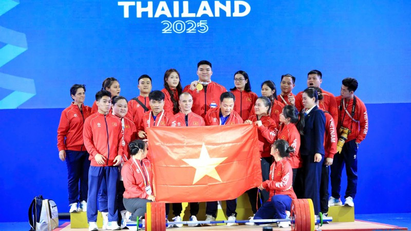 Ban Huấn luyện và các đồng đội tại đội tuyển Cử tạ Việt Nam chia vui với lực sĩ Trần Đình Thắng.