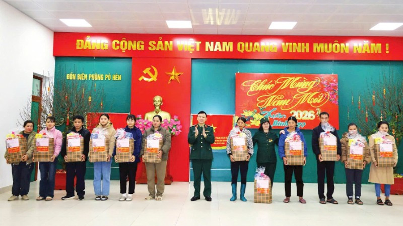 Lãnh đạo Văn phòng Bộ Quốc phòng trao quà tặng gia đình chính sách phường Hiệp Hòa, Quảng Ninh.
